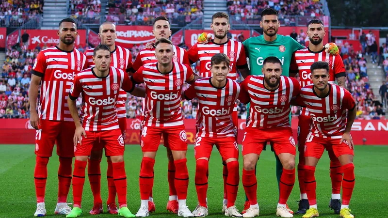 Cầu thủ Girona vượt qua cầu thủ Alaves trong tình huống tranh chấp. Cầu thủ Girona vượt qua cầu thủ Alaves trong tình huống tranh chấp.
