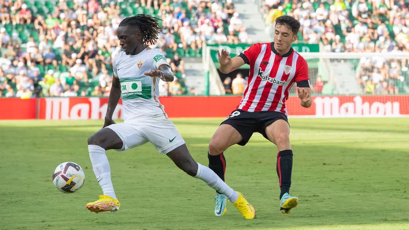 Cầu thủ đội Athletic Bilbao và Elche đối diện trực tiếp trên sân cỏ