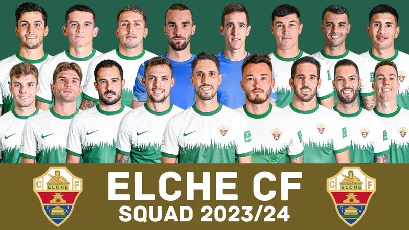 Cầu thủ Elche bứt tốc qua hàng phòng ngự của Athletic Bilbao