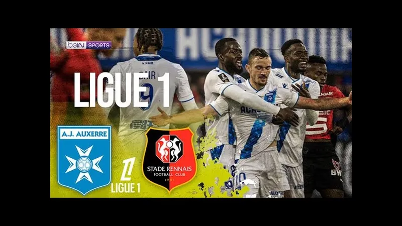 Cầu thủ Auxerre chạy nhanh với bóng trước sự áp sát của cầu thủ Rennes Cầu thủ Auxerre chạy nhanh với bóng trước sự áp sát của cầu thủ Rennes