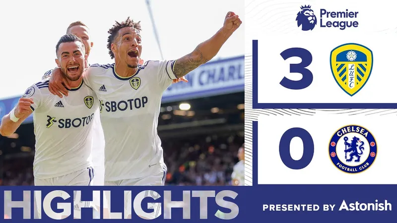 Cầu thủ Chelsea và Leeds United đua nhau giành bóng trên sân cỏ