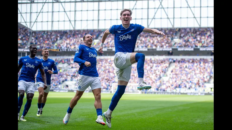 Cầu thủ Everton nỗ lực tranh bóng với cầu thủ Bournemouth Cầu thủ Everton nỗ lực tranh bóng với cầu thủ Bournemouth