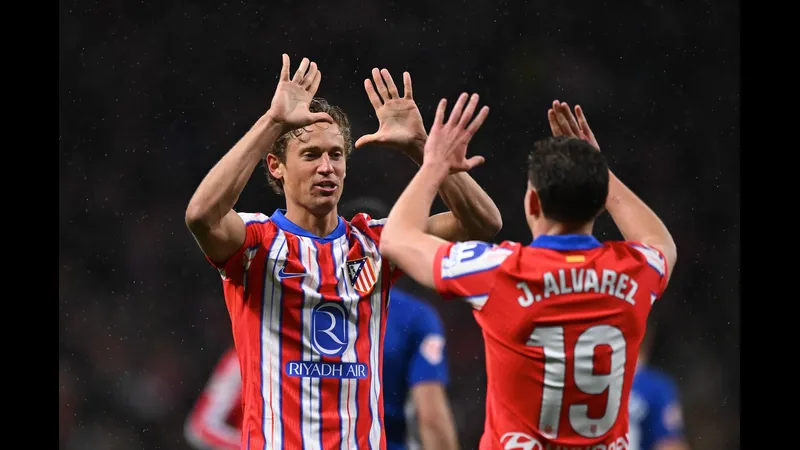 Cầu thủ Atletico Madrid băng qua hàng phòng ngự của Rayo Vallecano.