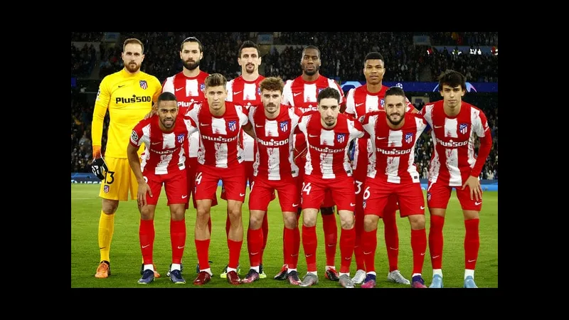 Cầu thủ của Atletico Madrid vượt qua cầu thủ của Rayo Vallecano trên sân cỏ