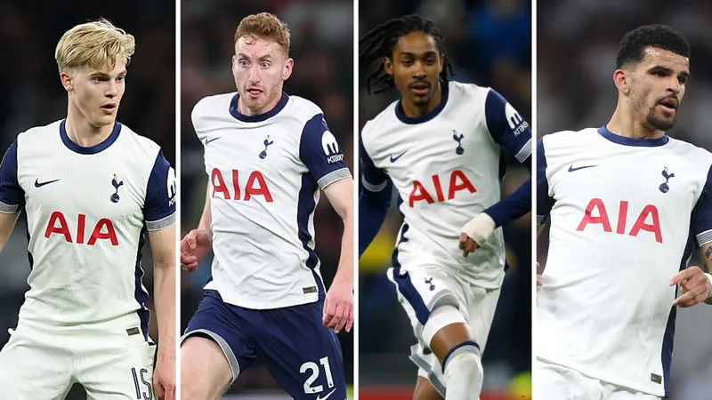Cầu thủ Tottenham và Newcastle tranh chấp quả bóng trên sân cỏ Cầu thủ Tottenham và Newcastle tranh chấp quả bóng trên sân cỏ